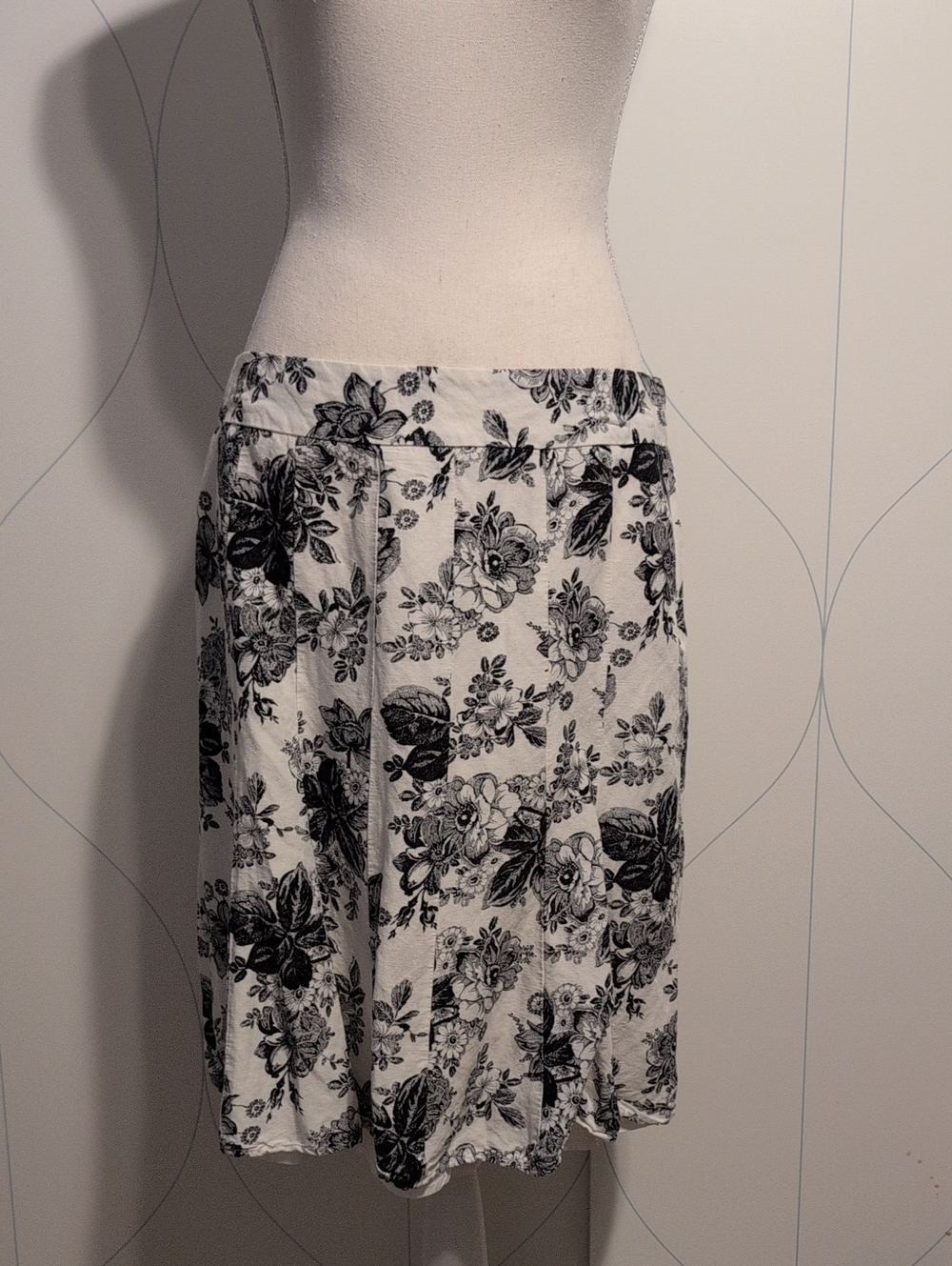 4/$20 LOFT Black and White Floral A-Line Skirt